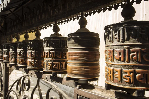 Modlitwa koła wykonane z metalu o świątynię Swayambhunath - małpa T — Zdjęcie stockowe