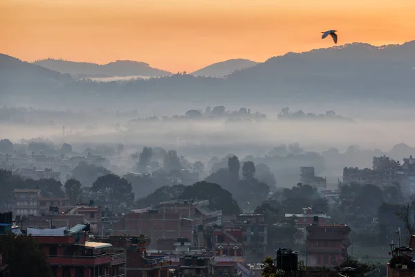 Weergave van Bhaktapur, Nepal bij zonsopgang met Himalaya mountains in b — Stockfoto