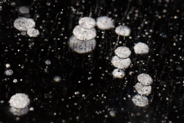 Формування бульбашок у льоду з чорним тлом — стокове фото