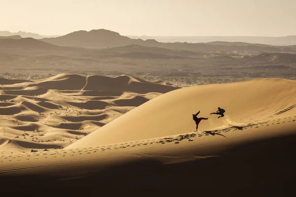 Deux personnes faisant du karaté sur les dunes dans le désert du Sahara avec belle — Photo