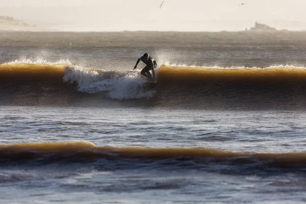 Silhoutte de kitesurfers profitant de grosses vagues au coucher du soleil à Essaoui — Photo