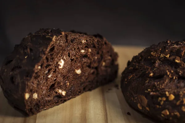 Домашний хлеб из шоколада и орехов — стоковое фото