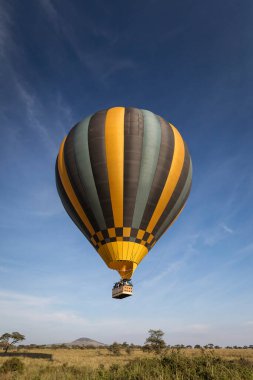 Serengeti Ulusal Parkı, Tanzanya 'da safari sırasında savana üzerinde balon. Afrika 'nın vahşi doğası