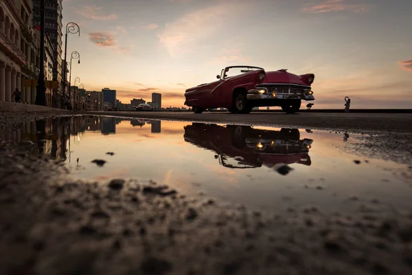 カラフルな夕日を背景にハバナのマレコン通りに古い車 キューバ — ストック写真