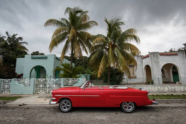 美しいヤシの木を背景にハバナの街の古い車 キューバ — ストック写真