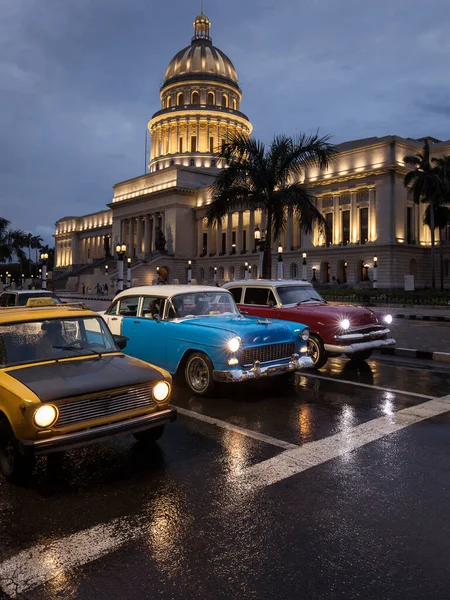 哈瓦那大街上的一辆旧车 背景是Capitolio大楼 对雨季进行反思 — 图库照片