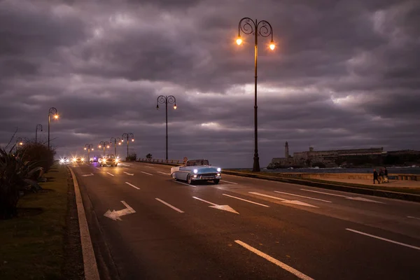 ハバナのマレコン通りで嵐の雲を背景に古い車 キューバ — ストック写真