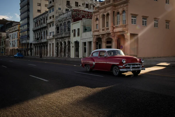 哈瓦那Malecon大街上的一辆旧车 后面有漂亮的建筑物 — 图库照片