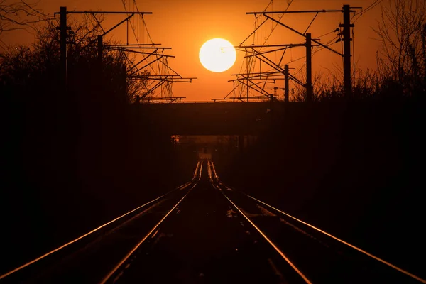 Linee Ferroviarie Con Bella Luce Tramonto Sullo Sfondo — Foto Stock