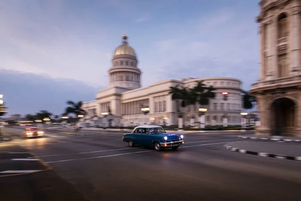 哈瓦那大街上的旧车 背景是Capitolio大楼 — 图库照片