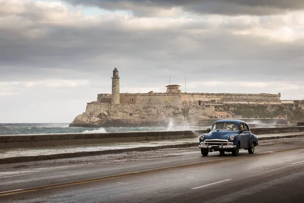 Oude Auto Malecon Straat Van Havana Met Stormwolken Achtergrond Cuba Stockfoto