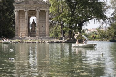 24 Nisan 2018 Villa Borghese halk park romantik tarih için güzel bir küçük göle ile Roma, Pincio tepe üzerinde ve rahatla ve arka planda bir tapınak