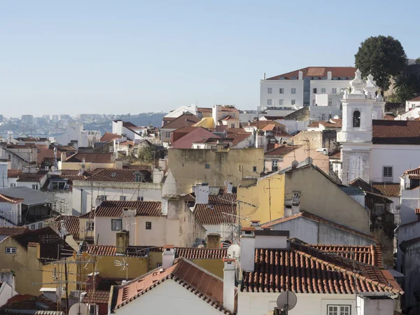 11月18日在葡萄牙的 Lisboa 历史和彩色欧洲城市 有很多游客 — 图库照片