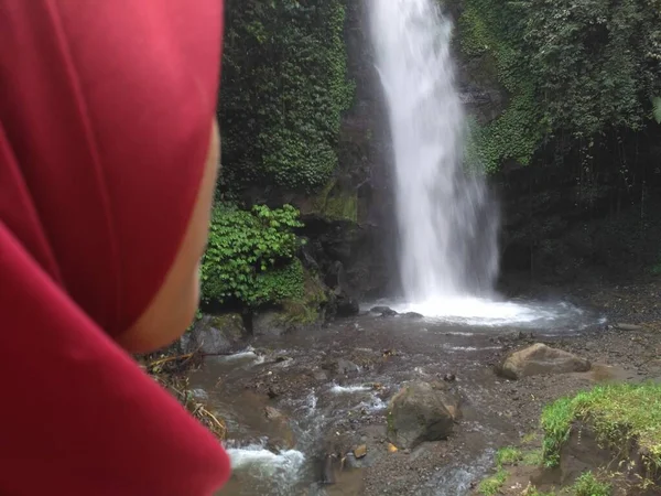 Menina Hijab Olhando Para Cachoeira Caindo — Fotografia de Stock