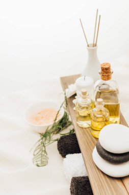 fern bitki, havlu, yağ ve tuz ile spa tedavisi aksesuar düzenlemenin bakış beyaz arka plan üzerinde kapatın