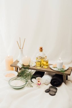 havlu, yağ ve tuz ile spa tedavisi aksesuar düzenlemenin bakış beyaz arka plan üzerinde kapatın