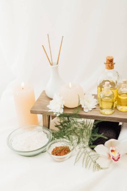 uçucu yağ, tuz ve mumlar ile spa tedavisi aksesuar düzenlemenin bakış beyaz arka plan üzerinde kapatın