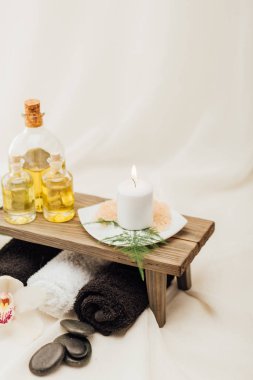 uçucu yağ, tuz ile spa tedavisi aksesuar düzenlemenin görünümü kadar kapatın ve beyaz arka plan üzerinde mum
