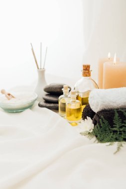 Mumlar ve çakıl taşları ile spa tedavisi aksesuar düzenlemenin bakış beyaz arka plan üzerinde kapatın
