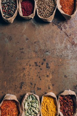 Kağıt torbalarda Hint baharat yükseltilmiş görünümünü kahverengi grungy masada
