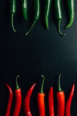 kırmızı ve yeşil biber üstten görünüm karanlık tablo
