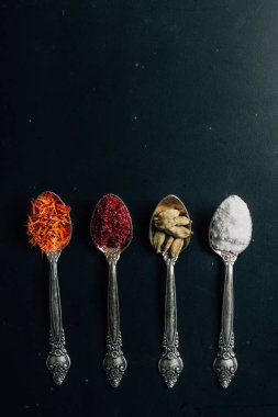 Masada tuz, safran ve biber baharat üstten görünüm