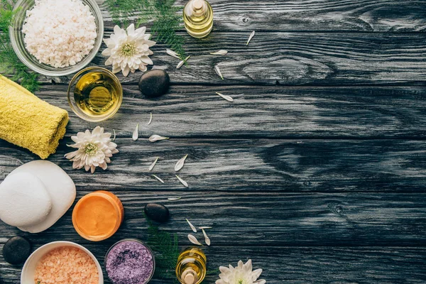 spa ile yat ve uçucu yağ, tuz, havlu ve ahşap masa üzerinde çakıl taşları ile tedavi düzenleme Masaj