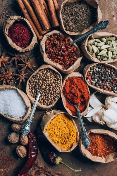 Bovenaanzicht Van Kurkuma Zaad Karwij Papieren Zakken Tafel — Stockfoto