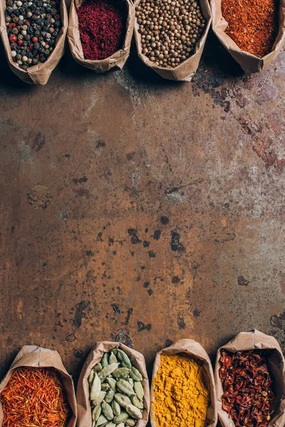 Υπερυψωμένη Θέαση Ινδική Μπαχαρικά Χάρτινες Τσάντες Καφέ Grungy Τραπέζι — Φωτογραφία Αρχείου