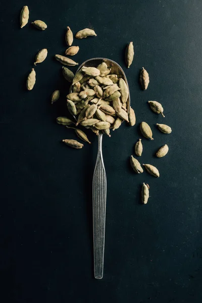 Top View Cardamom Seeds Spoon Dark Table — Free Stock Photo