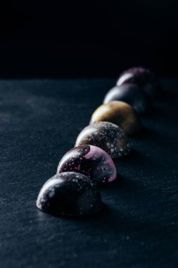çikolata şekerleme satır siyah arka plan üzerine yerleştirilen 