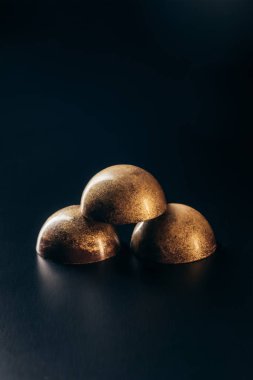 siyah zemin üzerine altın sıçraması ile görücü usulü çikolata şekerleme portre görünümünü 