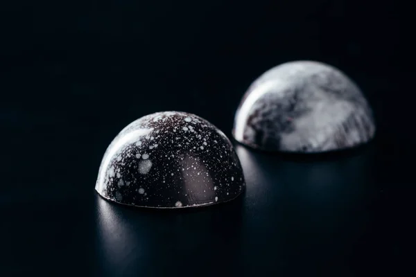 Wyświetlić Zbliżenie Dwa Cukierki Czekoladowe Czarnym Tle — Darmowe zdjęcie stockowe