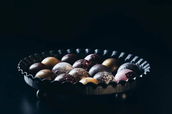 Pile Different Chocolate Candies Bowl Black Background — Free Stock Photo