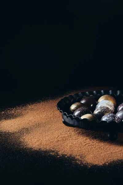 Vista Cerca Pila Diferentes Caramelos Chocolate Tazón Sobre Fondo Negro — Foto de stock gratis