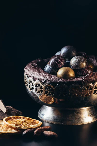 Nahaufnahme Von Nüssen Trockenen Orangenscheiben Bonbons Vintage Schüssel Und Schokoladenstücken — kostenloses Stockfoto