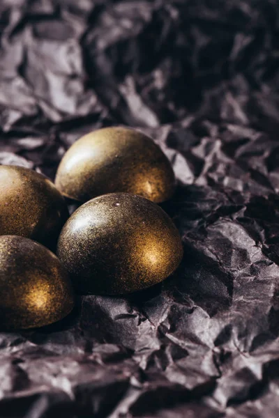 Lähikuva Neljästä Suklaamakeisesta Joissa Kultaisia Roiskeita Rypistyneelle Paperille — kuvapankkivalokuva