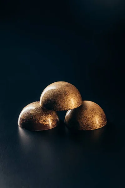 Closeup View Arranged Chocolate Candies Golden Splashes Black Background — Stock Photo, Image