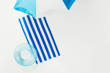 plaj şemsiyesi, çizgili havlu ve şişme yüzük beyaz izole üstten görünüm
