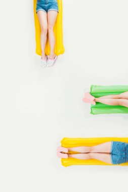 şişme yatak üzerinde yalan ve izole üzerinde beyaz rahatlatıcı insanların kısmi üstten görünüm