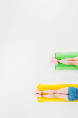 şişme yatak üzerinde beyaz izole üzerinde insan kısmi üstten görünüm