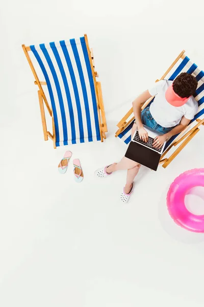 Kobieta Siedzi Krześle Plaży Komputera Przenośnego Białym Tle Ogólny Widok — Zdjęcie stockowe