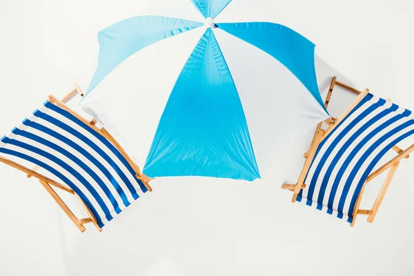 Bovenaanzicht Van Gestreepte Strandstoelen Parasol Geïsoleerd Wit — Stockfoto