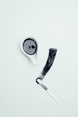 siyah maske leke ve beyaz yüzey üzerinde izole fırça en iyi görünümü