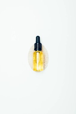 Boru ve beyaz yüzey üzerinde izole sünger ile Kozmetik şişe üstten görünüm 