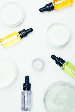 borular ile Kozmetik şişe ve kapları üzerinde beyaz yüzey izole kil maskeleri ile üstten görünüm 
