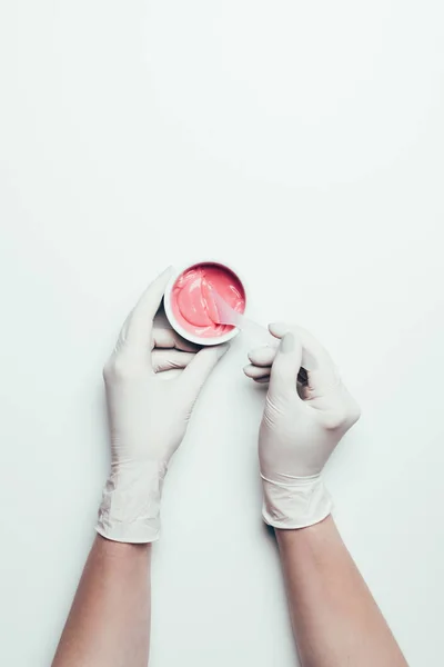 Beskuren Bild Kvinna Latex Handskar Tar Rosa Mask Från Behållare — Stockfoto