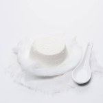 Friska keso på cheesecloth på vit yta