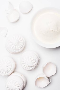 ekşi krema ve kırık yumurta kabukları kase ile lezzetli zefir beyaz yüzey üzerinde görmek en iyi