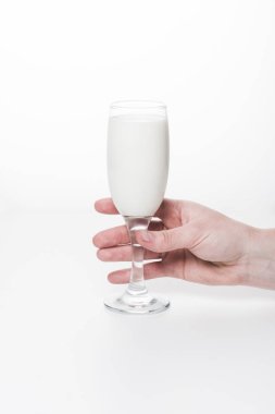 Kırpılan shot bardağı süt beyaz izole tutan kadın